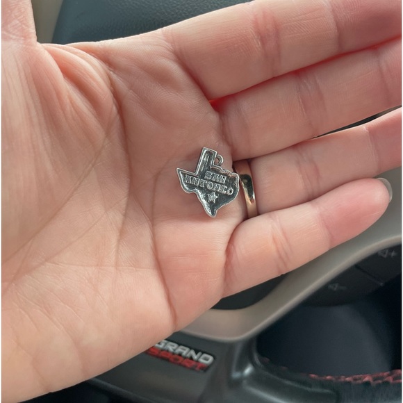 James Avery Retired version San Antonio charm - Picture 1 of 3